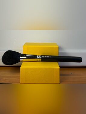 VINTAGE DISCONTINUED ORIGINAL MAC Cosmetics 150 Natural hair powder Brush!!